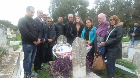 Recueillement sur la tombe de l'Artiste peintre Mhamed Issiakhem